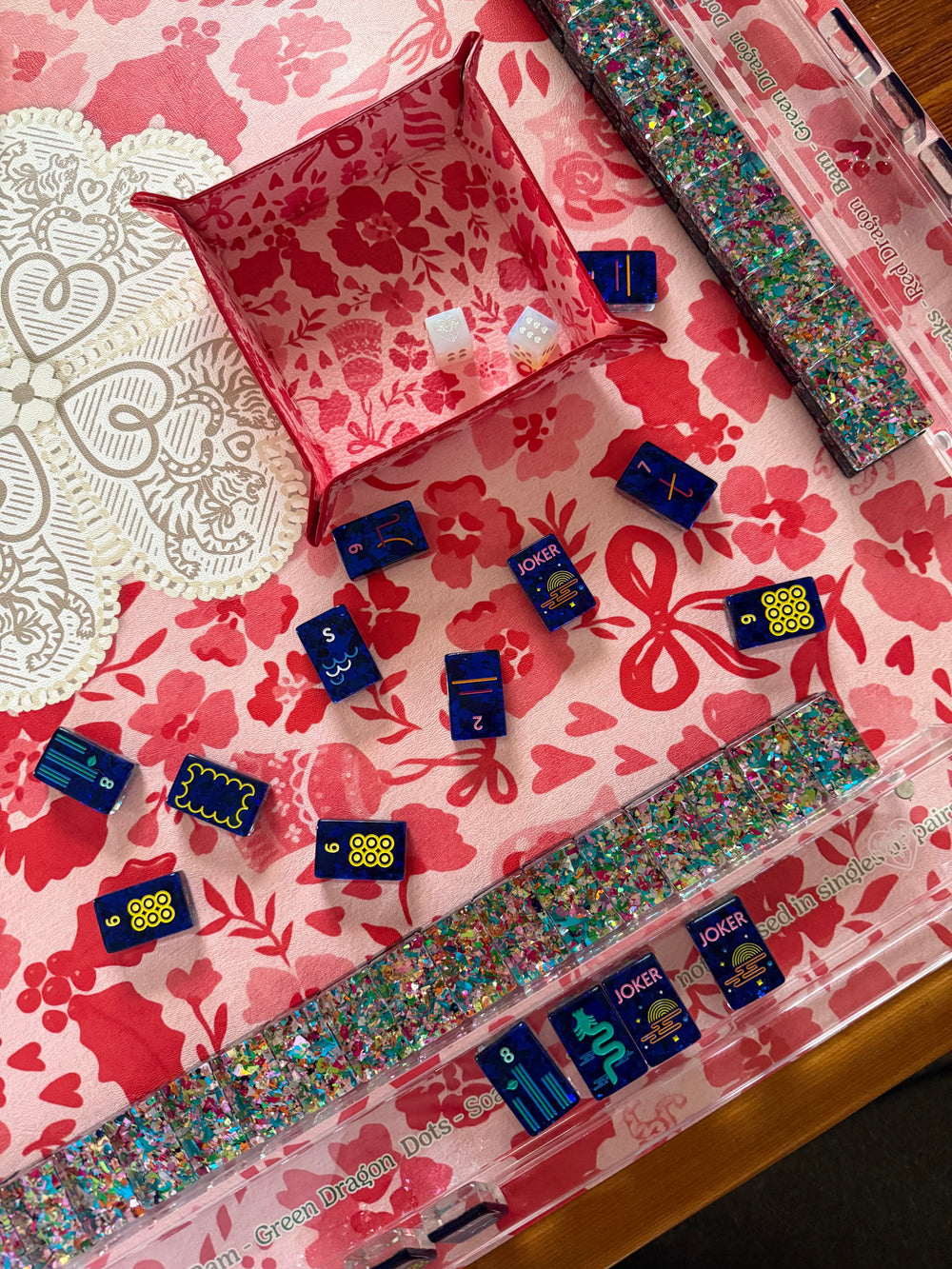 Navy mahjong tiles, glitter racks and a pink dice tray on the Tigre Ditsy Christmas mat